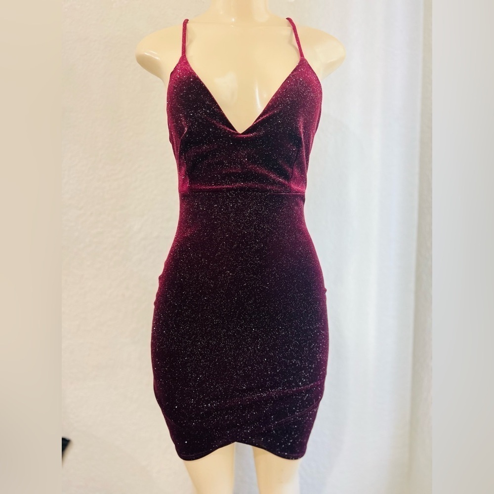 Windsor Velvet Stunner Mini Dress size small gentle used in burgundy sparkling
